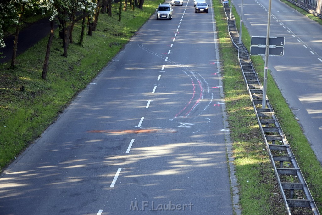 VU mit Fahrerflucht Koeln Vingst Vingster Ring Rich Hoehenberg P14.JPG - Miklos Laubert